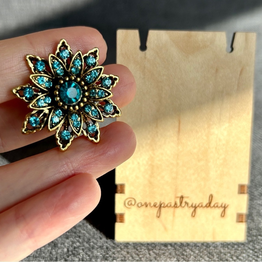 Austrian Crystal Rhinestone Fashion Brooch Pin, Blue, Aqua, Gold (STAR) - Picture 15 of 16